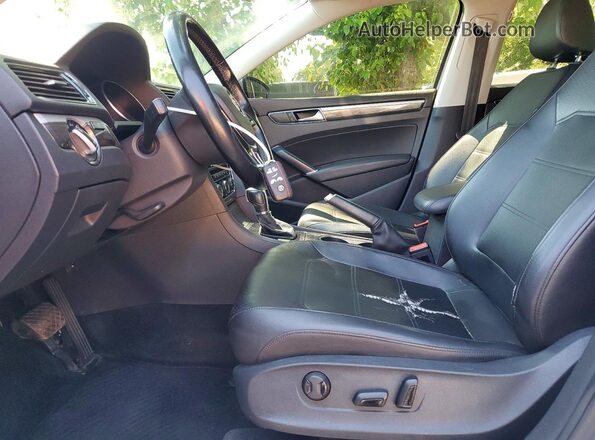 1VWBT7A31HC035672 2017 VOLKSWAGEN PASSAT Silver Front interior view