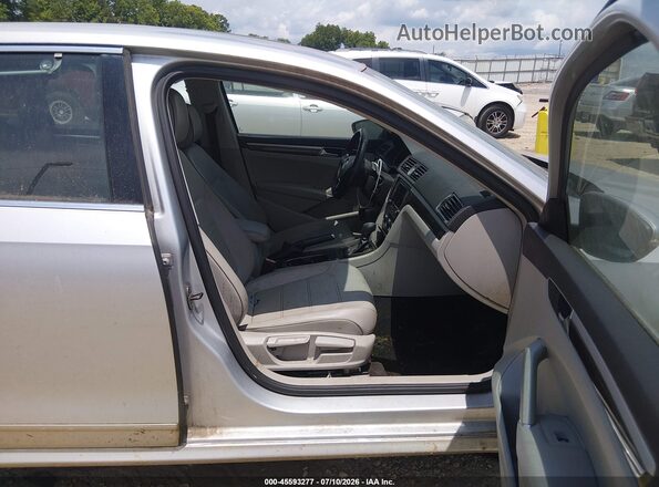 1VWBT7A33GC040290 2016 VOLKSWAGEN PASSAT Silver Front interior view