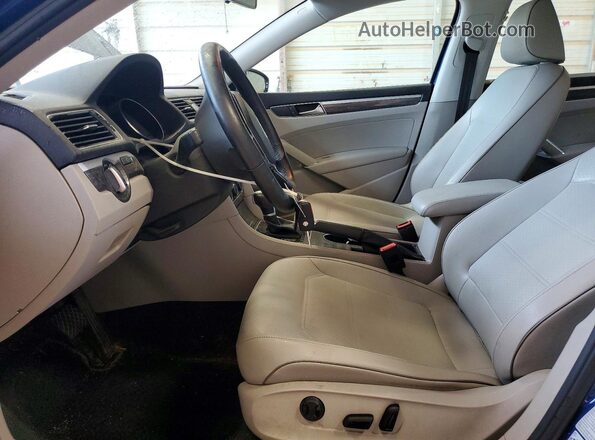1VWBT7A33HC008084 2017 VOLKSWAGEN PASSAT Синий Вид салона спереди