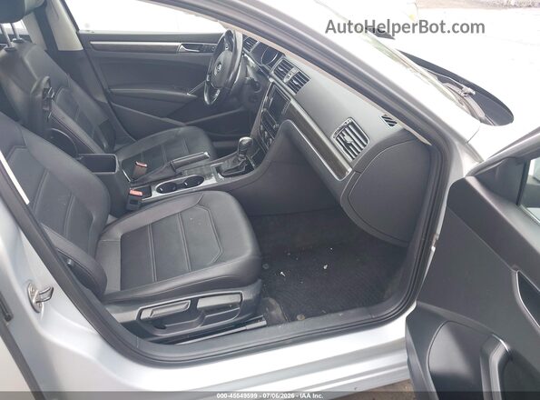 1VWBT7A38HC005147 2017 VOLKSWAGEN PASSAT Silver Front interior view