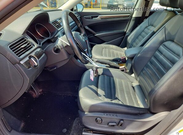 1VWCA7A30JC010908 2018 VOLKSWAGEN PASSAT White Front interior view
