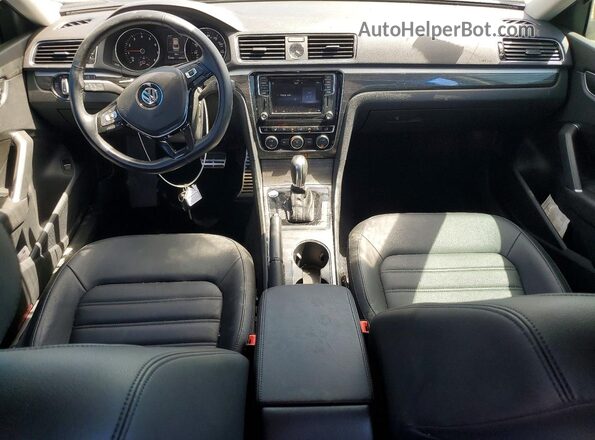 1VWCT7A36HC064265 2017 VOLKSWAGEN PASSAT Red Vista del salpicadero