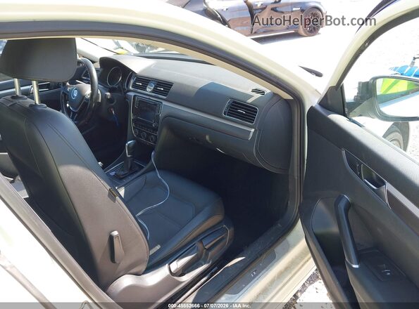 1VWDT7A30HC049054 2017 VOLKSWAGEN PASSAT White წინა სალონის ხედი