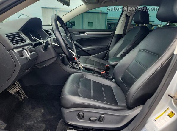 1VWDT7A31HC018881 2017 VOLKSWAGEN PASSAT Silver Вид салону спереду