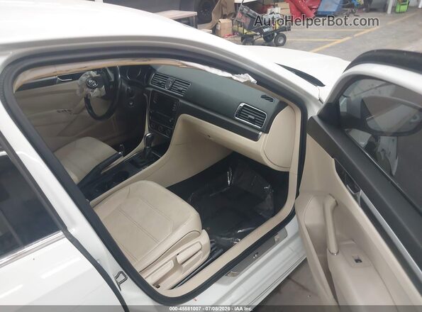 1VWDT7A31HC065019 2017 VOLKSWAGEN PASSAT White წინა სალონის ხედი