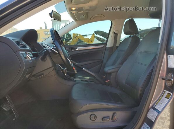 1VWDT7A33HC015383 2017 VOLKSWAGEN PASSAT Gray Widok wnętrza z przodu