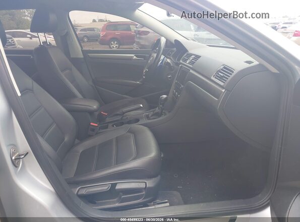 1VWDT7A33HC084638 2017 VOLKSWAGEN PASSAT Silver Вид салону спереду