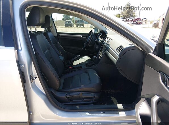 1VWDT7A34HC044469 2017 VOLKSWAGEN PASSAT Silver Front interior view