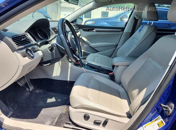 1VWDT7A34HC066407 2017 VOLKSWAGEN PASSAT Blue Вид салону спереду