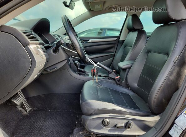 1VWDT7A36HC067493 2017 VOLKSWAGEN PASSAT Черный Вид салона спереди
