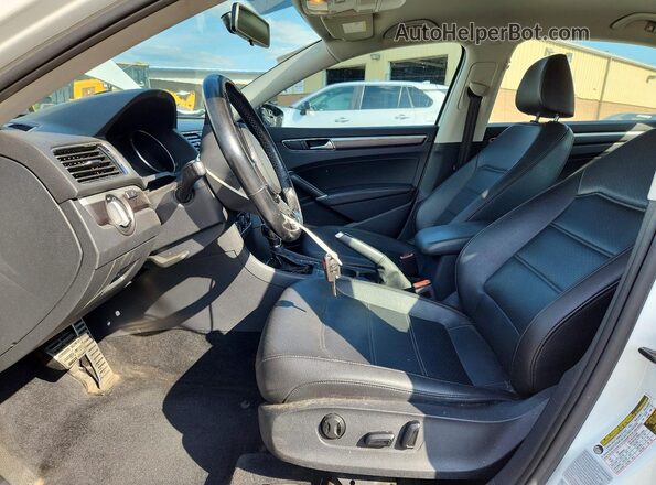 1VWDT7A36HC076856 2017 VOLKSWAGEN PASSAT White Front interior view