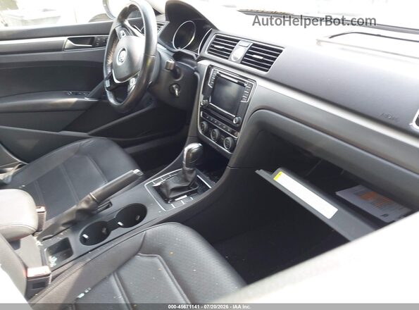 1VWDT7A36HC080518 2017 VOLKSWAGEN PASSAT Black Widok wnętrza z przodu