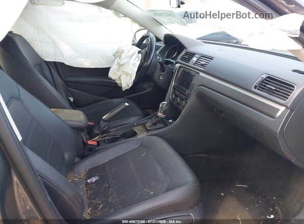 1VWDT7A38HC033958 2017 VOLKSWAGEN PASSAT Gray Front interior view