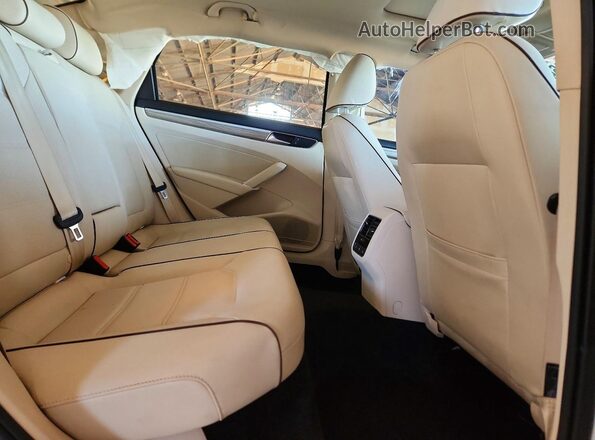 1VWGT7A38HC077486 2017 VOLKSWAGEN PASSAT White უკანა სავარძლების ხედი