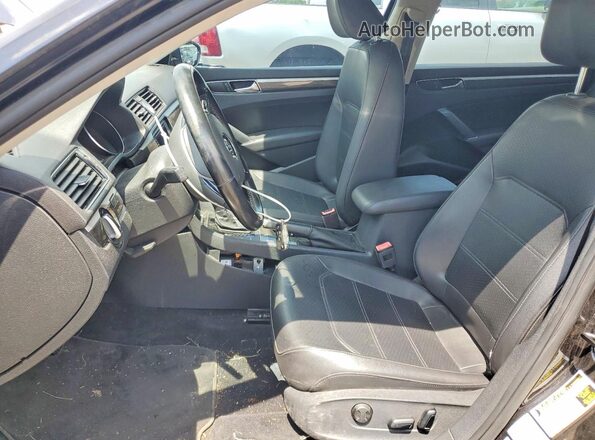 1VWHM7A38HC061774 2017 VOLKSWAGEN PASSAT Black Front interior view
