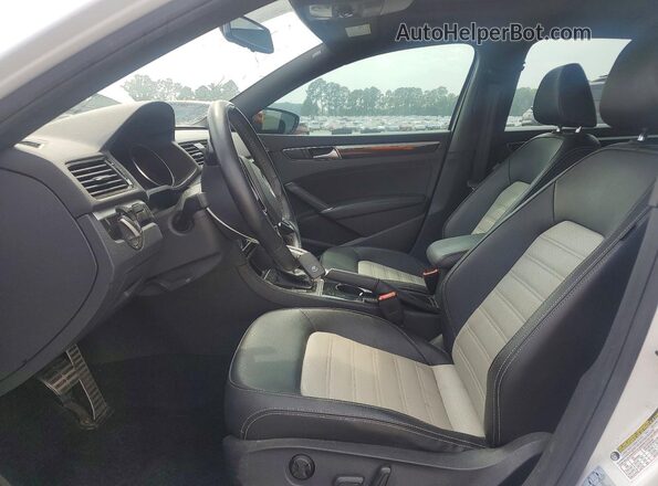 1VWJM7A32JC048980 2018 VOLKSWAGEN PASSAT White Вид салону спереду