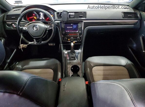 1VWJM7A33JC038619 2018 VOLKSWAGEN PASSAT White Dashboard view