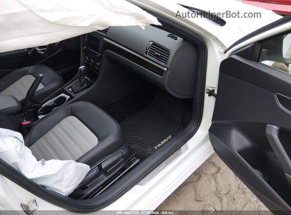 1VWJM7A38JC047977 2018 VOLKSWAGEN PASSAT Белый Вид салона спереди