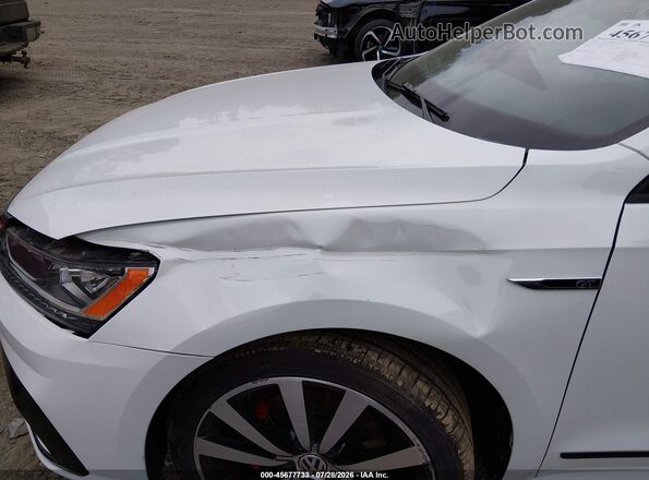 1VWJM7A38JC047977 2018 VOLKSWAGEN PASSAT Белый 