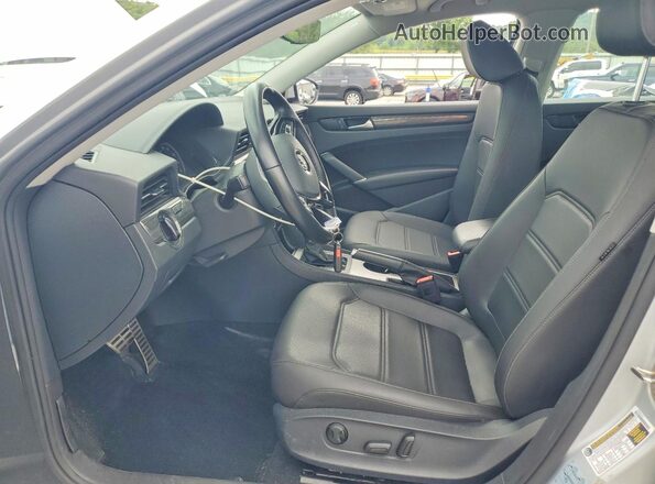1VWMA7A38LC024465 2020 VOLKSWAGEN PASSAT Серебряный Вид салона спереди