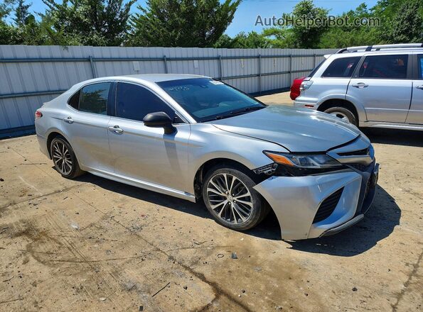 JTNB11HK9J3051459 2018 TOYOTA CAMRY Серебряный Вид спереди