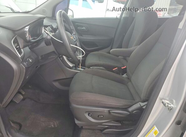 KL7CJKSB7JB543319 2018 CHEVROLET TRAX Silver Вид панелі приладів