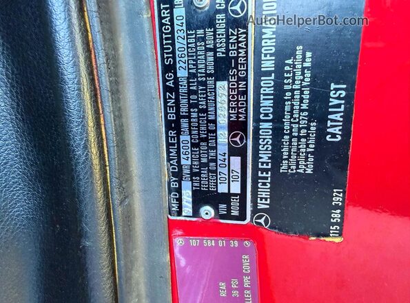 10704412028692 1976 MERCEDES-BENZ 450 Red Widok wnętrza z tyłu