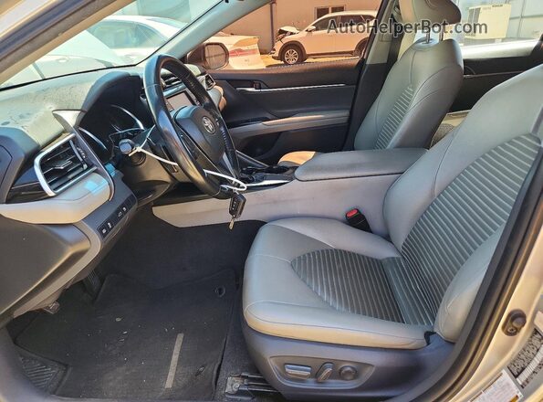 JTNB11HK9J3051459 2018 TOYOTA CAMRY Серебряный Вид панели приборов