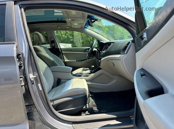 KM8J3CA25JU691996 2018 HYUNDAI TUCSON Blue წინა სალონის ხედი
