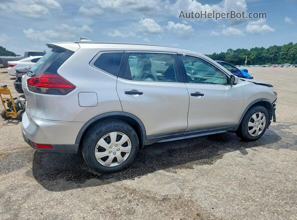 KNMAT2MT2JP538218 2018 NISSAN ROGUE Серебряный Передняя правая четверть