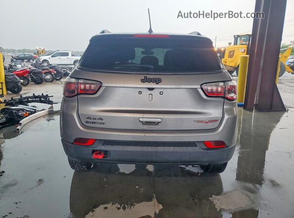 3C4NJDDB3JT441843 2018 JEEP COMPASS Silver Widok wnętrza z przodu