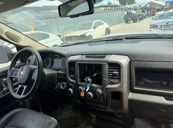 1C6RR7KG0NS209645 2022 RAM 1500 White Widok zestawu wskaźników