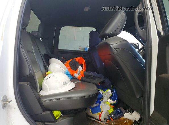 3C63R3GJ7RG128612 2024 RAM 3500 White Vista interior trasera