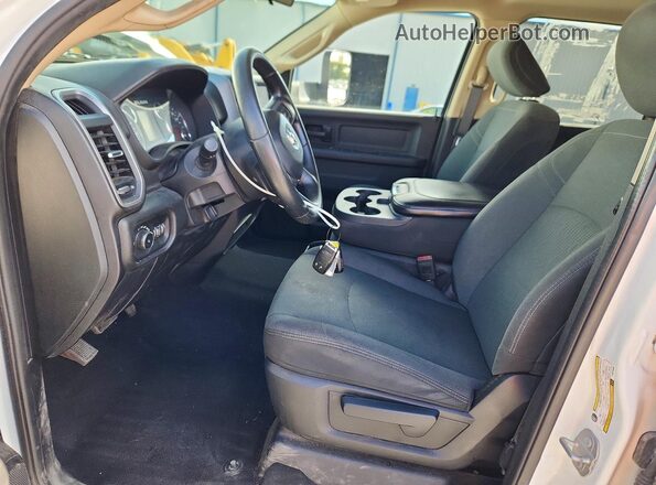 3C6UR5CJ6LG274688 2020 RAM 2500 White Dashboard view