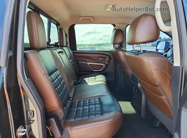 1N6BA1F47HN563239 2017 NISSAN TITAN Black Vista interior trasera
