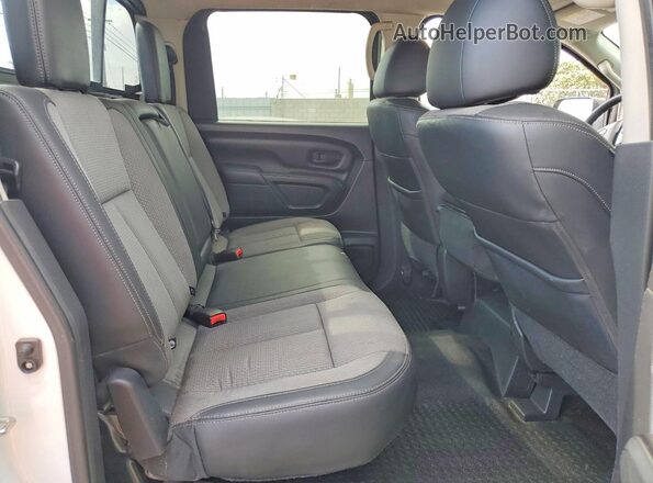1N6BA1F11HN512017 2017 NISSAN TITAN White Вид задньої частини салону