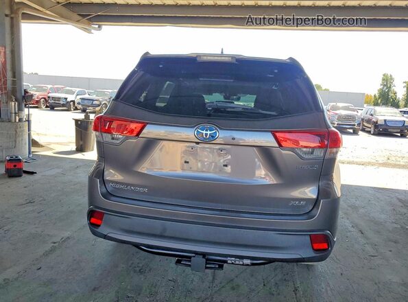 5TDJGRFH7JS050765 2018 TOYOTA HIGHLANDER Gray Front interior view
