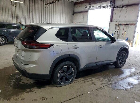 5N1BT3BB2RC692026 2024 NISSAN ROGUE Серебряный Передняя правая четверть