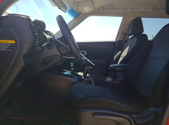 KNDJP3A51J7528196 2018 KIA SOUL Красный Вид панели приборов