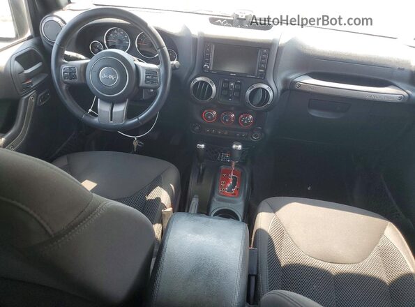 1C4BJWDG9HL644106 2017 JEEP WRANGLER Угольный Вид щитка приборов