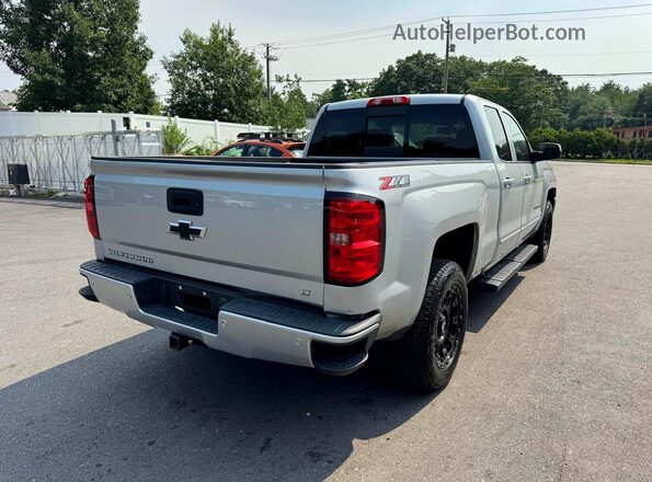 1GCVKREC3JZ373599 2018 CHEVROLET SILVERADO Серебряный Передняя правая четверть