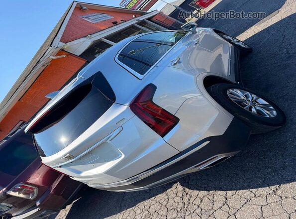 1GYKNDRS3LZ185113 2020 CADILLAC XT5 Silver Widok z przodu