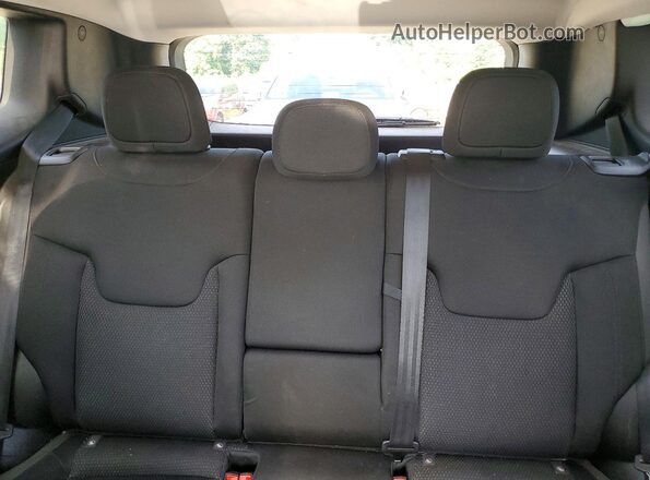 ZACNJBBB2KPK28220 2019 JEEP RENEGADE Silver Widok wnętrza z tyłu