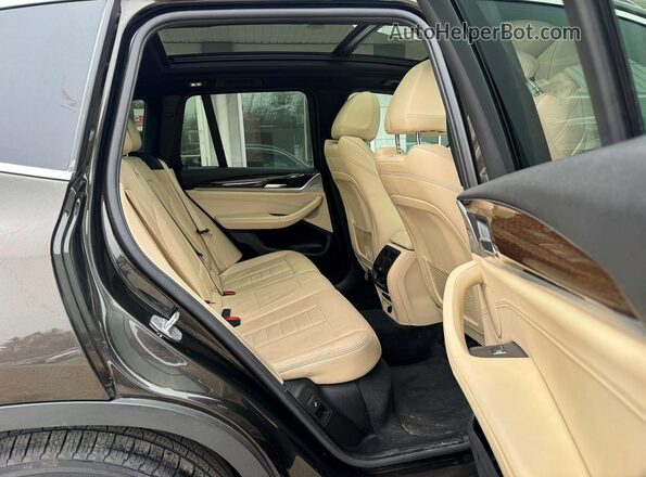 5UXTR9C59JLC75432 2018 BMW X3 Gray Front interior view