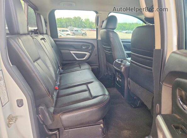 1N6AA1E62HN537775 2017 NISSAN TITAN Белый Вид задней части салона