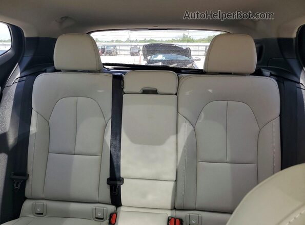 YV4L12UC4T2714052 2026 VOLVO XC40 Black Vista interior trasera