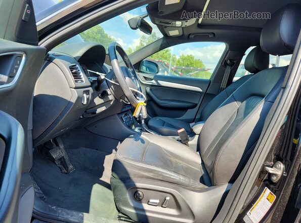 WA1JCCFS4JR007918 2018 AUDI Q3 Black Առջևի վահանակի տեսք