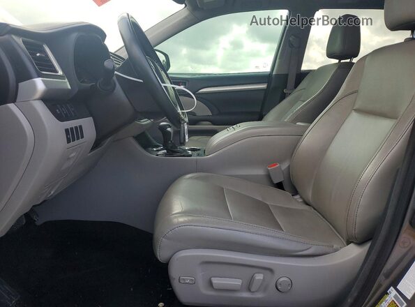 5TDKZRFH3HS526048 2017 TOYOTA HIGHLANDER Серебряный Вид салона спереди