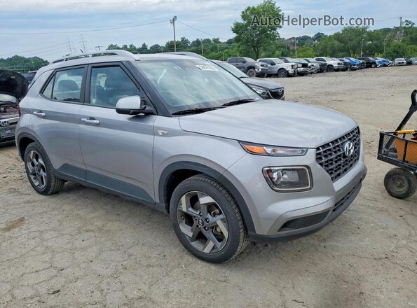KMHRC8A33SU391674 2025 HYUNDAI VENUE Серебряный Вид спереди