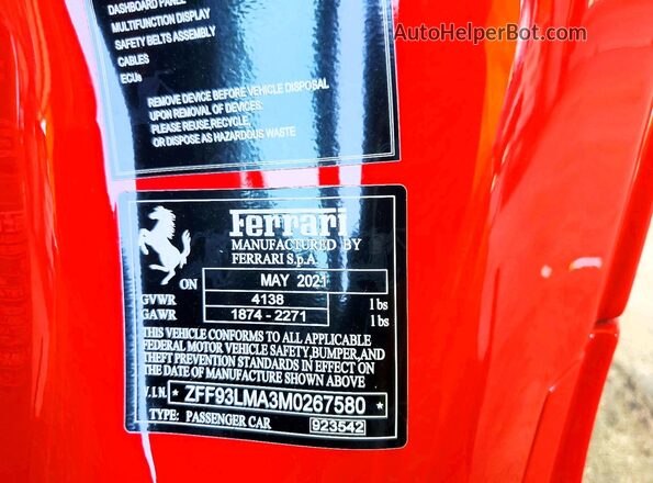 ZFF93LMA3M0267580 2021 FERRARI F8 Red Vista del compartimento del motor